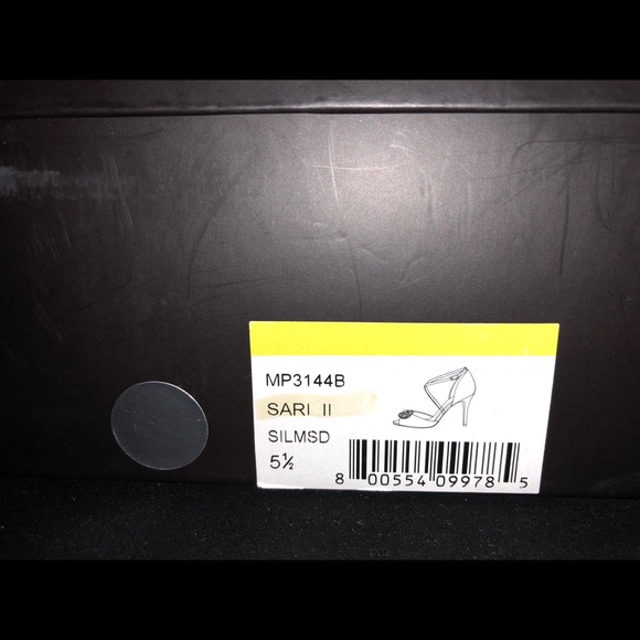 Silver cross strap sandals. - Picture 5 of 8